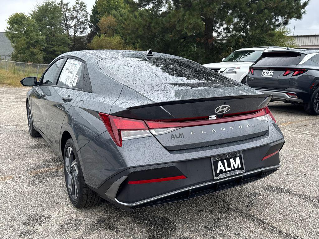 2025 Hyundai Elantra SEL Sport photo 3