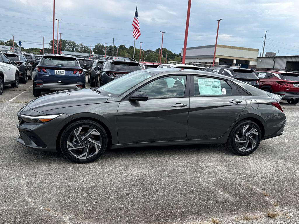 2025 Hyundai Elantra SEL Sport photo 2