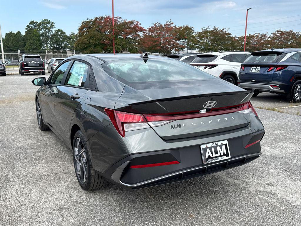 2025 Hyundai Elantra SEL Sport photo 3