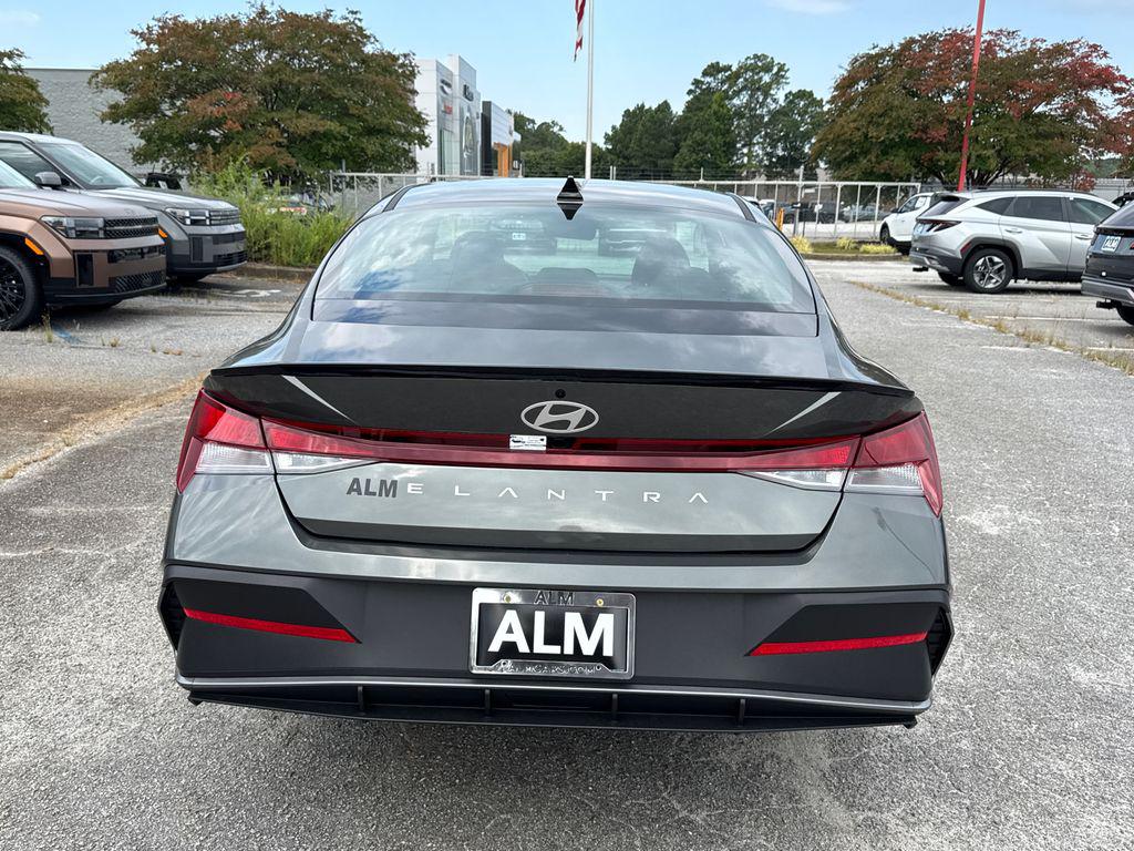 2025 Hyundai Elantra SEL Sport photo 4