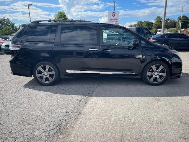2017 Toyota Sienna SE 8 Passenger