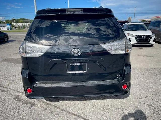 2017 Toyota Sienna SE 8 Passenger