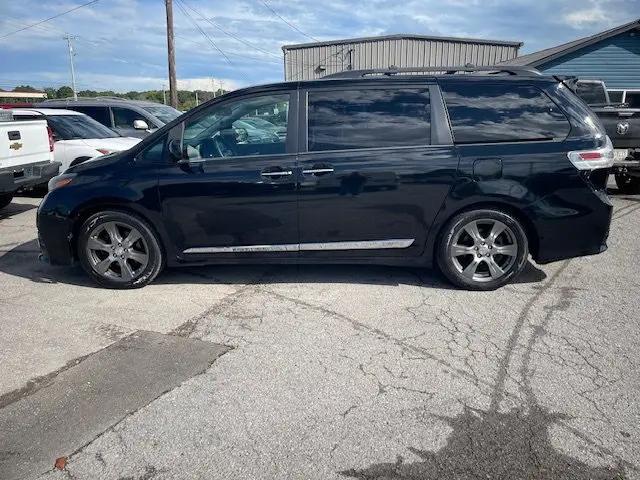 2017 Toyota Sienna SE 8 Passenger
