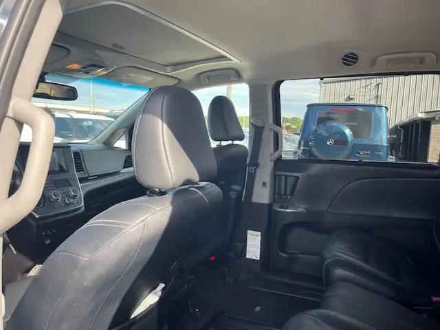 2017 Toyota Sienna SE 8 Passenger