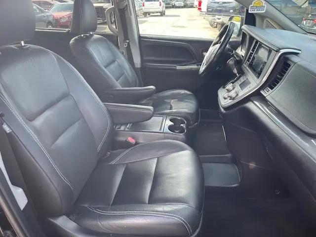 2017 Toyota Sienna SE 8 Passenger