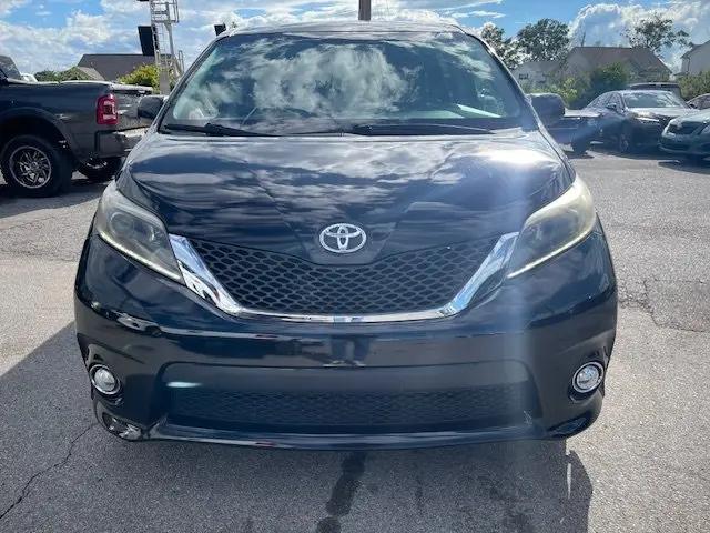 2017 Toyota Sienna SE 8 Passenger