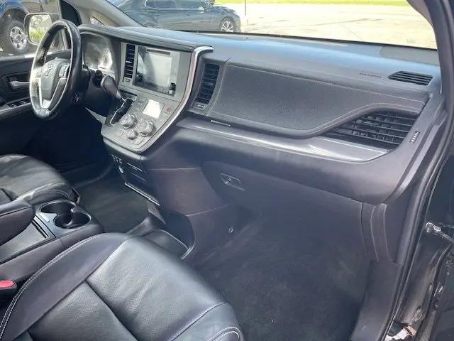 2017 Toyota Sienna SE 8 Passenger
