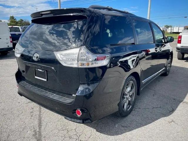 2017 Toyota Sienna SE 8 Passenger