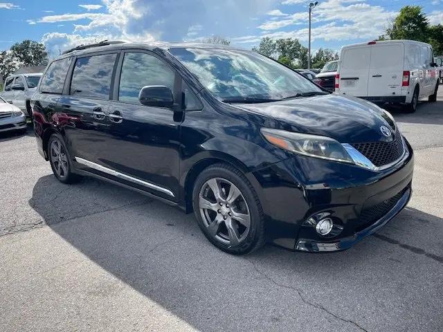 2017 Toyota Sienna SE 8 Passenger