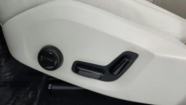 2024 Volvo XC60 Recharge T8 Plus Dark Theme