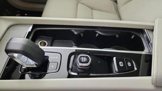 2024 Volvo XC60 Recharge T8 Plus Dark Theme