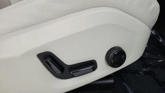 2024 Volvo XC60 Recharge T8 Plus Dark Theme