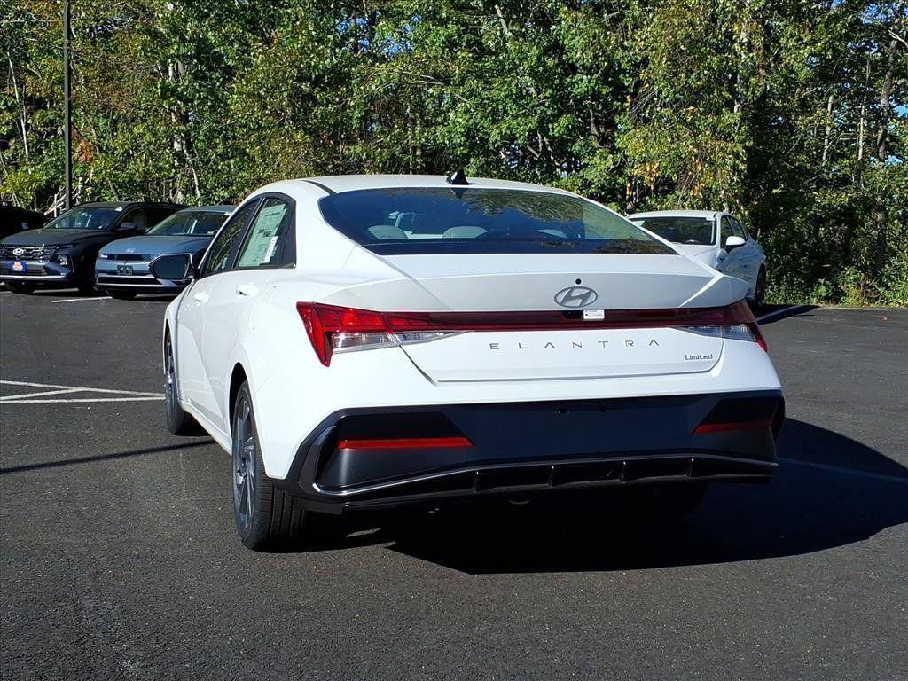 2025 Hyundai Elantra Limited - Photo 11