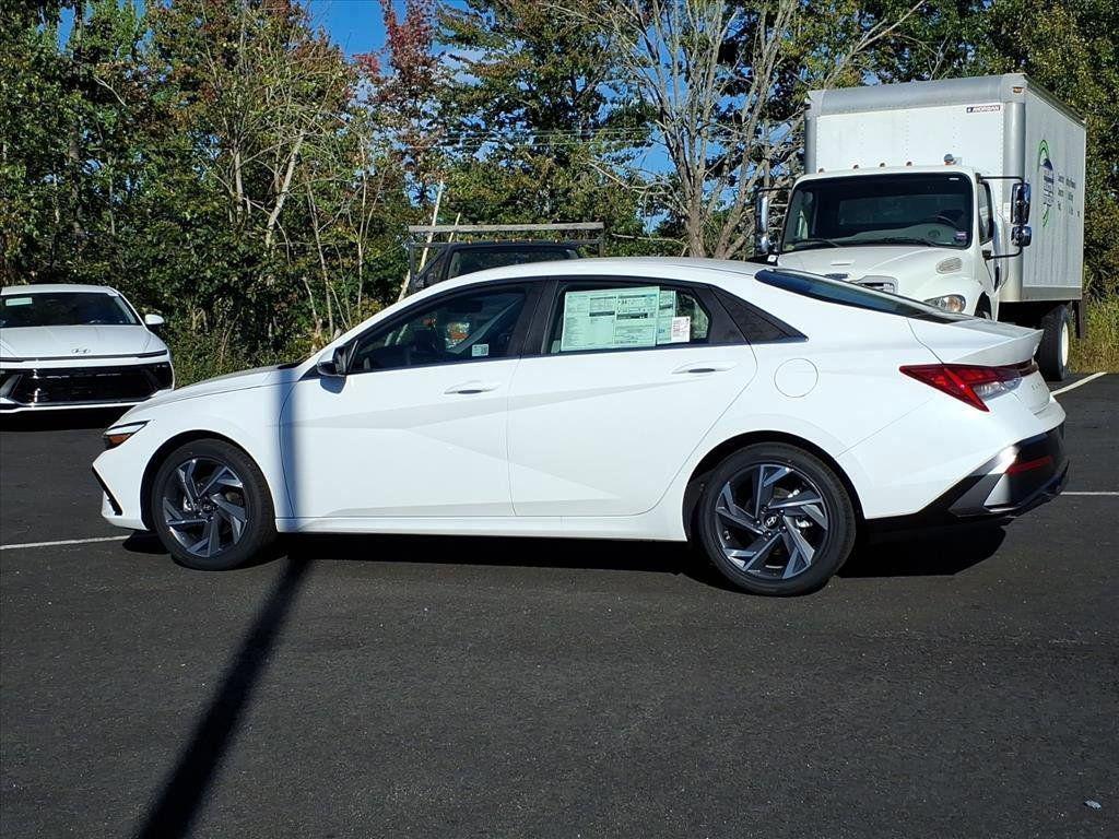2025 Hyundai Elantra Limited - Photo 12