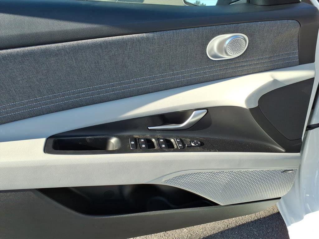 2025 Hyundai Elantra Limited - Photo 13