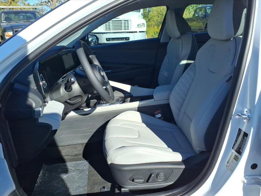 2025 Hyundai Elantra Limited - Photo 14
