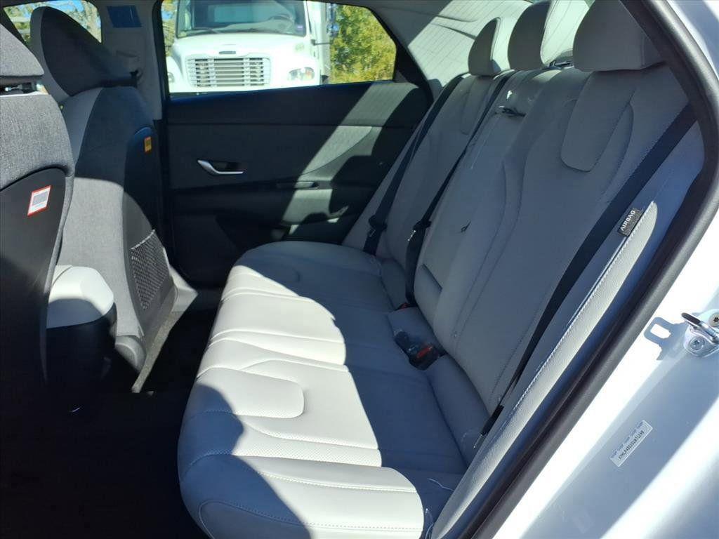 2025 Hyundai Elantra Limited - Photo 15