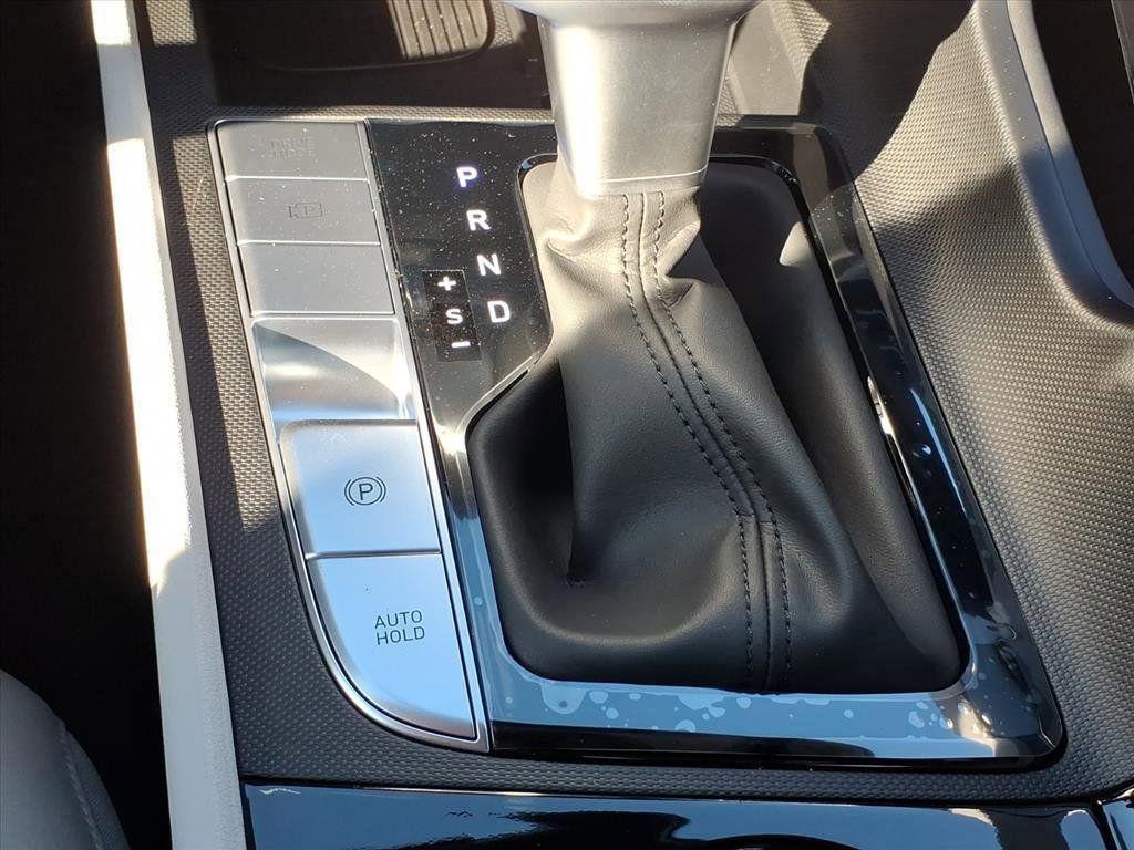 2025 Hyundai Elantra Limited - Photo 17