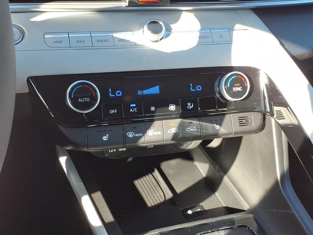 2025 Hyundai Elantra Limited - Photo 18