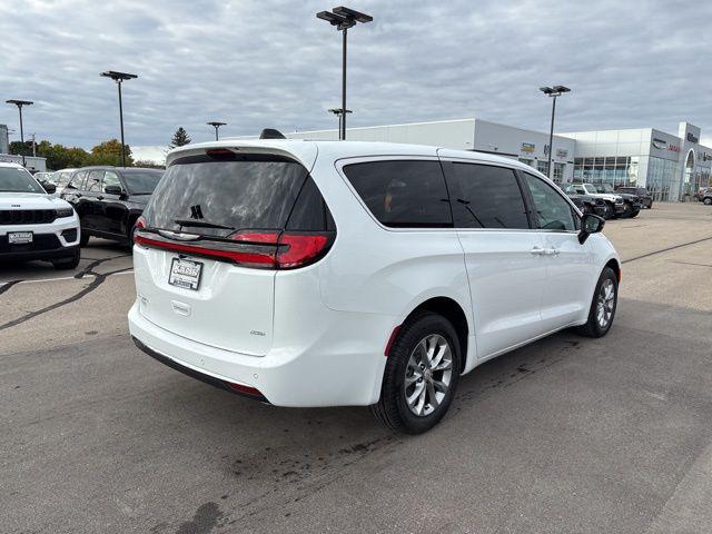2026 Chrysler Pacifica Select AWD