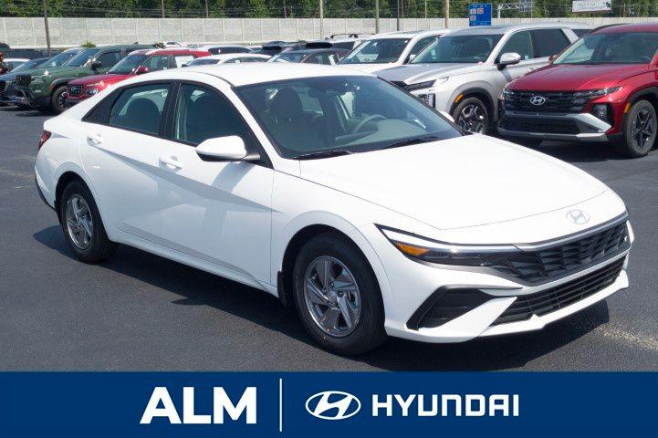 2025 Hyundai Elantra SE photo 2