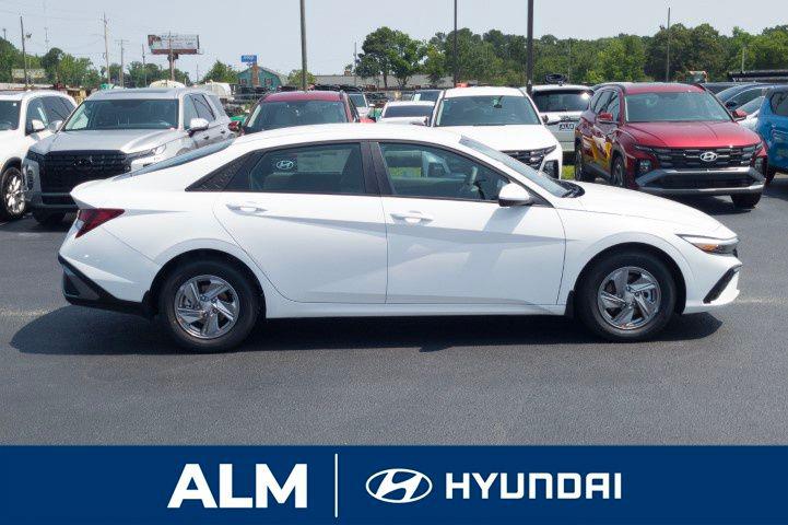 2025 Hyundai Elantra SE photo 3