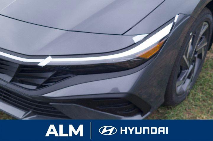 2025 Hyundai Elantra SEL Sport photo 2