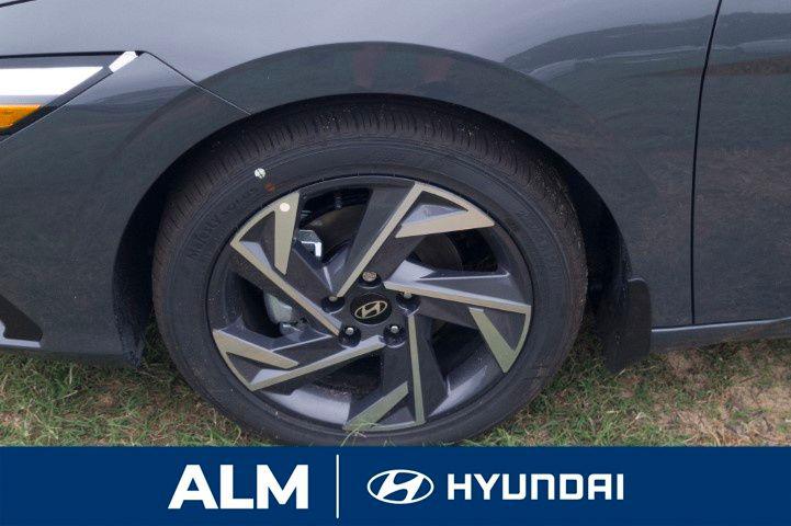 2025 Hyundai Elantra SEL Sport photo 3