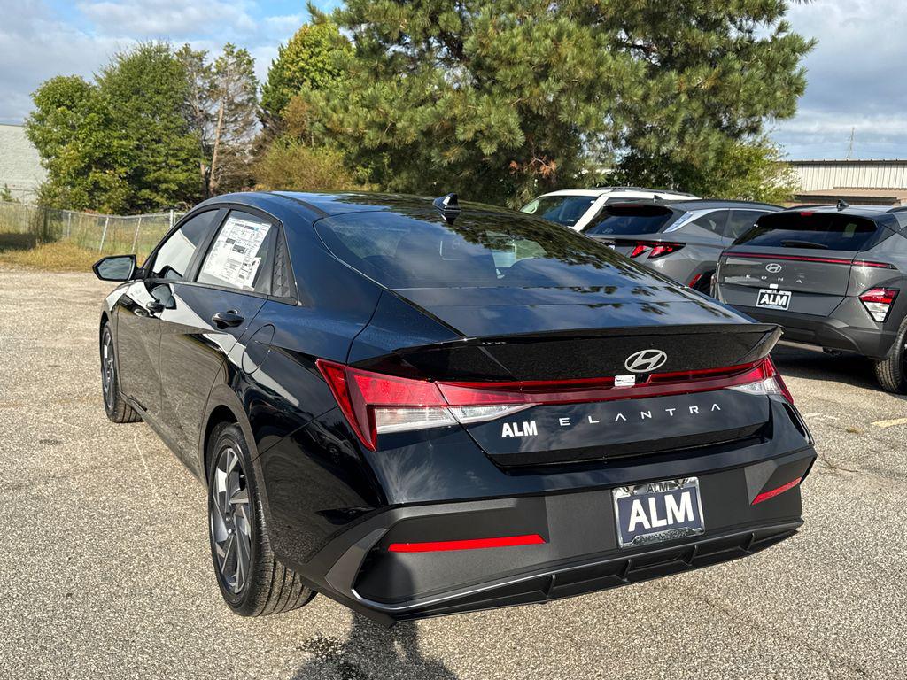 2025 Hyundai Elantra SEL Sport photo 3