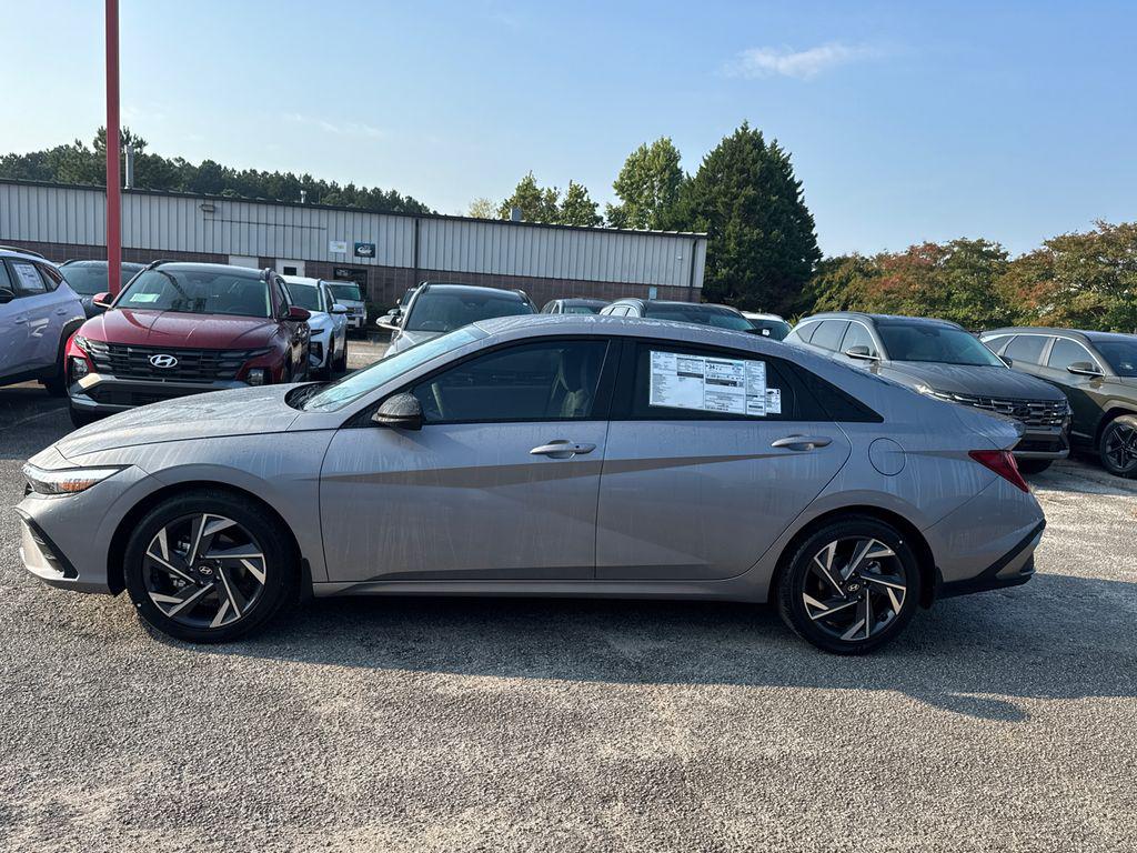2025 Hyundai Elantra SEL Sport photo 2