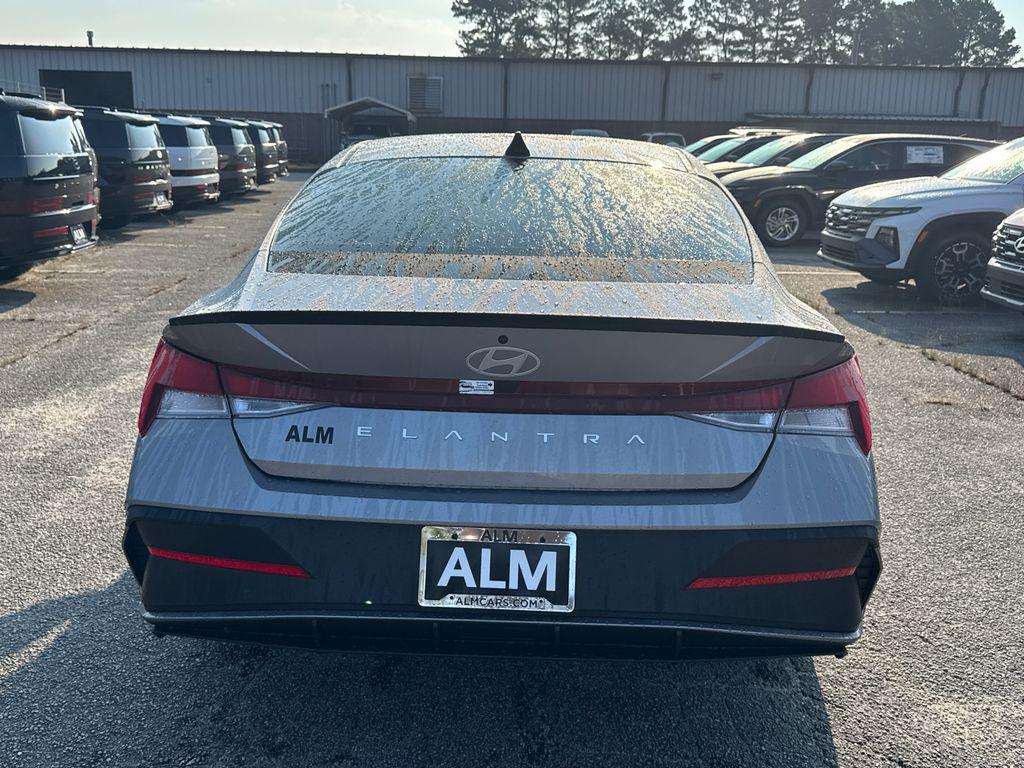 2025 Hyundai Elantra SEL Sport photo 4