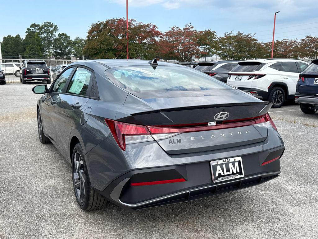 2025 Hyundai Elantra SEL Sport photo 3