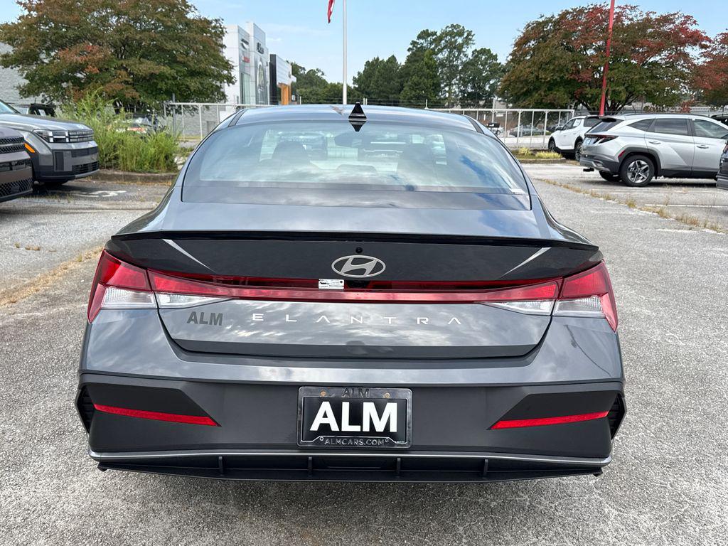 2025 Hyundai Elantra SEL Sport photo 4