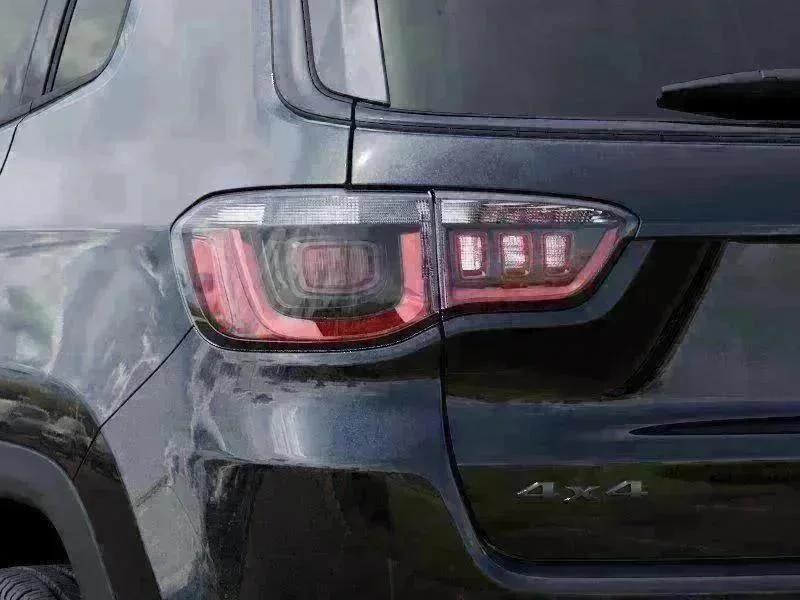 New 2026 Diamond Black Crystal Pearl-Coat Exterior Paint Jeep Limited image 9