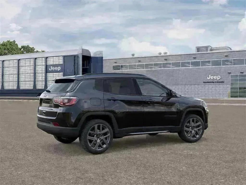 New 2026 Diamond Black Crystal Pearl-Coat Exterior Paint Jeep Limited image 4