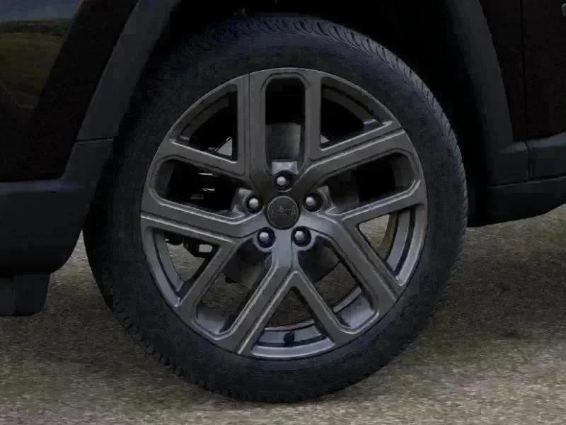 New 2026 Diamond Black Crystal Pearl-Coat Exterior Paint Jeep Limited image 8