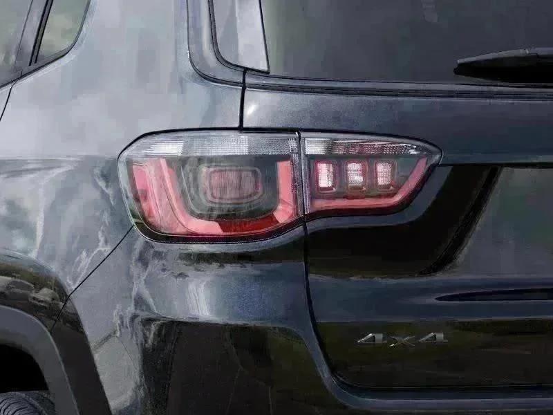 New 2026 Diamond Black Crystal Pearl-Coat Exterior Paint Jeep Limited image 9