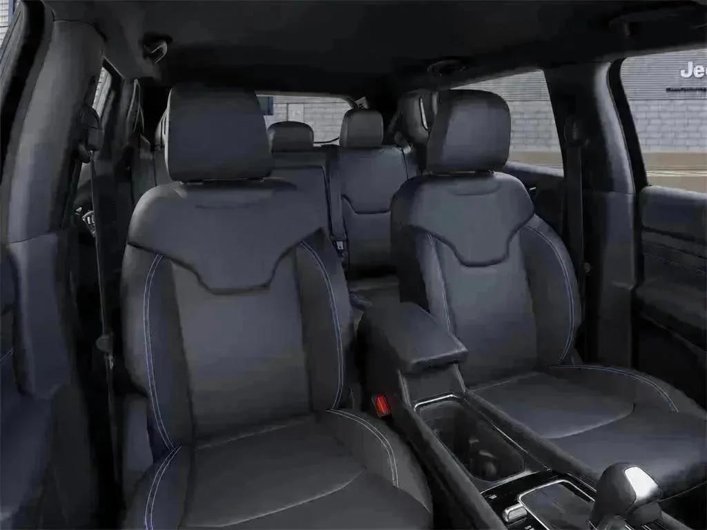 New 2026 Diamond Black Crystal Pearl-Coat Exterior Paint Jeep Limited image 16