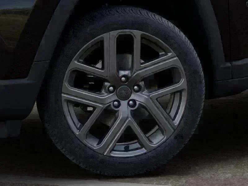 New 2026 Diamond Black Crystal Pearl-Coat Exterior Paint Jeep Limited image 34