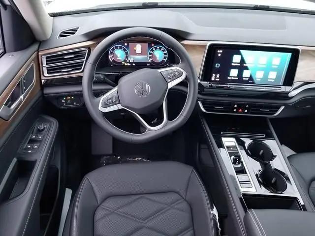 2026 Volkswagen Atlas SE with Technology