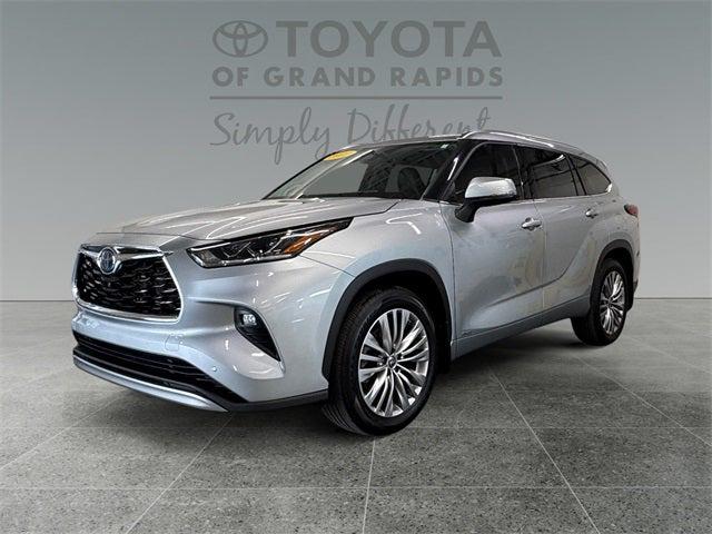 2022 Toyota Highlander Hybrid Platinum