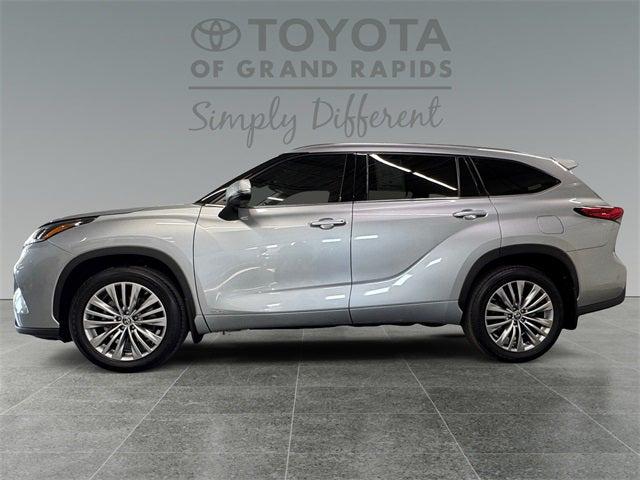 2022 Toyota Highlander Hybrid Platinum