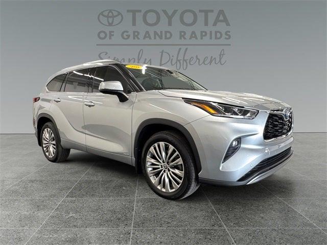 2022 Toyota Highlander Hybrid Platinum