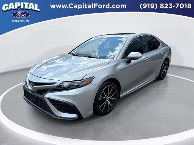 2022 Toyota Camry SE Hybrid
