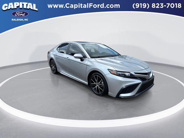 2022 Toyota Camry SE Hybrid