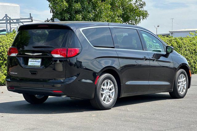 2025 Chrysler Voyager LX
