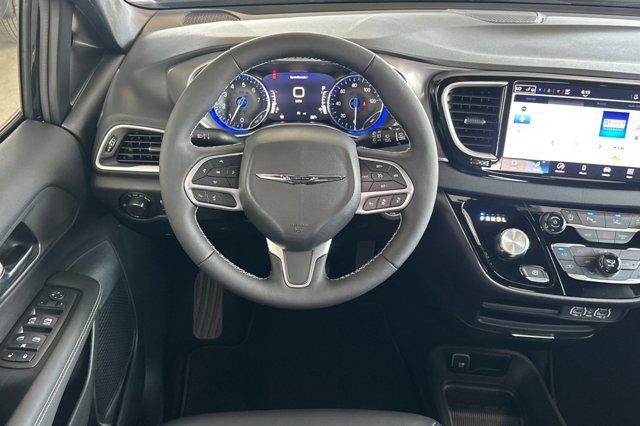 2025 Chrysler Voyager LX