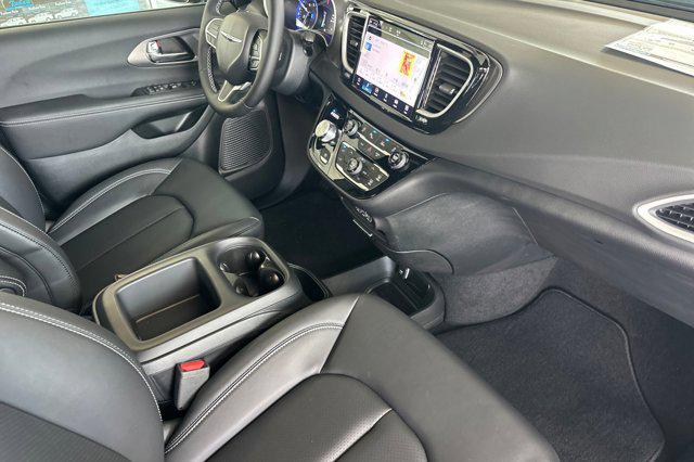 2025 Chrysler Voyager LX