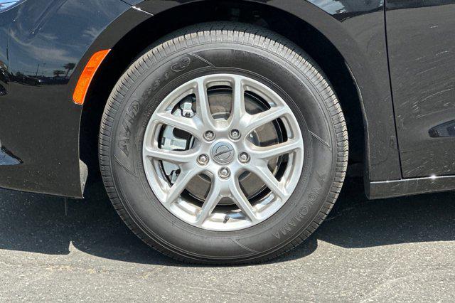2025 Chrysler Voyager LX