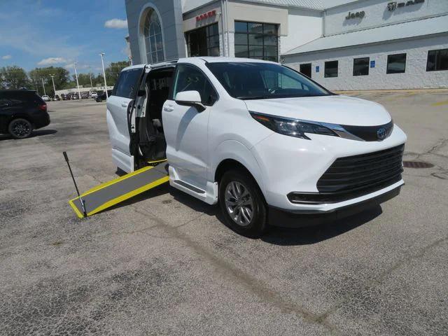 2025 Toyota Sienna LE